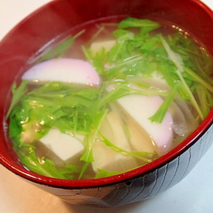 玉ねぎと水菜と豆腐と蒲鉾のお吸い物♬